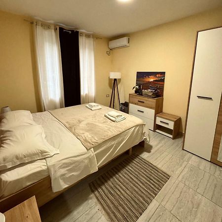 Urban Apartment In Blloku Tiranë Ngoại thất bức ảnh